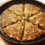 甚六ギョーザ焼き(ギョーザお好み板)（鉄板焼 関西風お好み焼き 甚六）