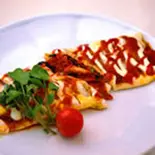 キムチ豚平焼き(豚ソテーのオムレツ風・キムチ入り)（鉄板焼 関西風お好み焼き 甚六）