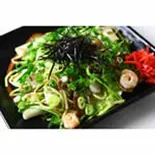 にんにく焼きそば「塩味」(いか・えび・豚・ニラ・にんにく)（鉄板焼 関西風お好み焼き 甚六）