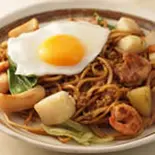 インディアン焼きそば「カレー味」(いか・えび・豚・ポテト・目玉焼き)（鉄板焼 関西風お好み焼き 甚六）