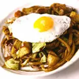 インディアン焼うどん「カレー味」(いか・えび・豚・ポテト・目玉焼き)（鉄板焼 関西風お好み焼き 甚六）