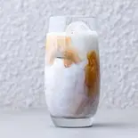 アイスほうじ茶ラテ(180ml) Iced Hojicha Tea Latte (180ml)（JUNOS CAFE 高円寺店）
