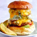 トリプルチーズバーガー&フライドポテト(9 Hamburger & Dining Bar)