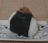 手結びおにぎりナンコツ入り鶏そぼろ（佐紋亭）