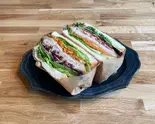 野菜たっぷりなカツサンド（CAFE＆BAR RIGID）