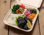 【Otsumami】名物 ！！！黒唐揚げ Otsumami BOX Speciality Black Fried Chicken Snack Box（ヘルシー野菜とヴィーガンDELIのお弁当【aux DELI】）
