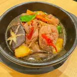 土鍋鶏煮込み定食(骨付き)（王富貴黃燜鷄）