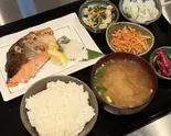 紅鮭の甘塩焼き定食（白金水産 アドホック新宿）