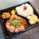 特製味噌ダレソースで食べる、国産鶏もも肉の照り焼きチキンのお弁当（La Luz）