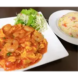エビと玉子チリソースと五目チャーハンのプレート（餃子太郎）