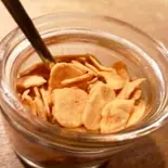 ガーリックチップ Garlic Chips(【ごはん特盛可】名物チャーシューエッグ丼 大衆食堂スタンドそのだ 森1丁目店)