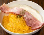 クリームオムライス＆厚切りベーコン（とろとろオムライスのオムタマ亭）