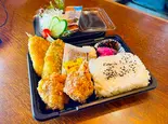桜本弁当(アジフライとから揚げ)(サラダ付き)(焼き鳥屋が作った唐揚げ弁当「かわむー」)