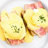 エッグスベネディクト Eggs Benedict（BONDICAFE NAKAMEGURO(ボンダイカフェ ナカメグロ)）
