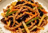 豚肉細切りのピリ辛甘酢炒め丼（135酒場）
