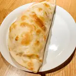 カルツォーネ(手作りソーセージ・玉子・チーズ)（mangetsu）