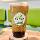 ★当店人気No.3★黒糖ブラックミルクティー(黒糖タピオカ入り) (Trà sữa trân châu đường đen)（ボーちゃんカフェ）