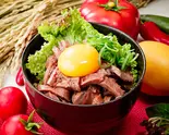 炙りユッケ風・ローストビーフ丼(ハラミ・ローストビーフ丼 ハラミと米 名古屋東新町店)