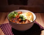 會上癮的軟骨飯 (やみつきの豚軟骨丼)（有夏茶房）