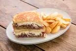 corned beef (with swiss cheese) コーンビーフ【フレンチフライ付】(ARMS TAKEOUT & DELIVERY)