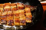 三重県産うなぎ！特選鉄釜ダブル丼(丸々一尾) 」(漬物・タレ・山椒付)（鉄・釜・鰻 ねどこ 南森町店）