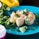 揚げピッツァ 黒コショウとフレッシュトマトソース Deep-friedPizza with BlackPepper and FreshTomatoSauce（トラットリア アルベロ）