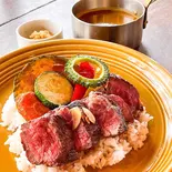 牛肉ステーキ＆旬野菜カレー（カキノキテラス）