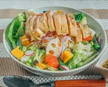 野菜たっぷりサラダカオマンガイ(もも肉) Salad Khaomangai(Thigh)（高たんぱく・糖質制限カオマンガイ 東京鶏飯食堂 国分町2丁目店）