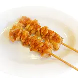 ピリ辛鶏皮串2本(神保町 餃子小龍包)