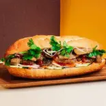 人気No.1 焼き豚肉バインミー Best Seller Grilled Pork Banh Mi（バインミーシンチャオ中野店）