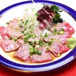 本まぐろ中とろの炙り(本まぐろ中とろ切り落としと次の肉料理 マキバスタイル 芝浦店)