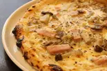 ハムとキノコチーズクリームピザ（TAVETALINA）