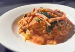 スモークベーコンとほうれん草のトマトクリームソース（若林アキッチョバジコ）