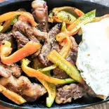 柔らかリヴロースのさいころステーキ＆肉汁溢れる手ごねハンバーグステーキ（肉バル ヒッキーズ）