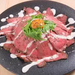 半熟卵の熟成ローストビーフ丼（熟成ローストビーフ専門 禅 すすきの店）