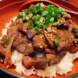 スタミナ満点!【塩だれレバユッケ丼】(馬肉特急【ウマキチ】都立家政店)