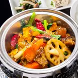 人気！旨辛牛すじ鍋【単品】（薬膳しゃぶしゃぶ 小尾羊 銀座店）