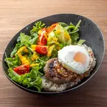 雑穀米のロコモコ風丼（【オーガニックと米粉のお店】chou chou me cafe/sakabar）