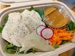 オーガニックベビーリーフと鶏むね肉のサラダ（VegeFru Kitchen）