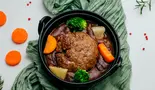 自家製煮込みハンバーグ（本場のウクライナ料理 ココロゴトカフェ）