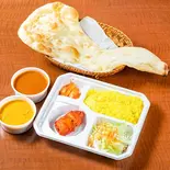 Bセット:2種類カレーナン、ライス、サラダ、チキンティッカー、飲み物 B set 2 type curry,nan,rice,salad,tikka,drink(INDIAN RESTAURANT SAMOSA)