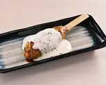 地どりのプレミアムつくね(1串)豆乳チーズソースがけ(月の宴 仙台東口駅前店)