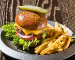 チェダーチーズバーガー Cheddar Cheese Burger(ウルフギャング・パック キッチン+バー 武蔵小杉店)