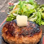 鉄板ビーフハンバーグ 150g ～自家製ガーリックバターのせ～（大阪お好み焼きともくん家 新橋本店）