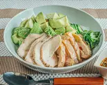 【アボカドのせ】カオマンガイ(もも肉とむね肉) [Avocado] Khaomangai(thigh ＆ breast)（高たんぱく・糖質制限カオマンガイ 東京鶏飯食堂 国分町2丁目店）