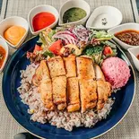 五穀米使用！グリルチキンオーバーライス(グリルしたもも肉150g)（TOKYO FITNESS CHIKEN 千川店 高たんぱく・糖質制限）