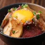 藁焼きロースト肉丼（藁焼き 居酒茶屋 鑪）