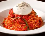 ブッラータチーズを乗せたトマトソース スパゲッティ Tomato Source Spaghetti with Burrata Cheese（俺のイタリアン 新橋赤レンガ通）