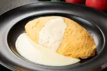 【卵たっぷり4個分】濃厚ホワイトソースのオムライス(ケチャップライス)（日本一こだわり卵のオムライス 心斎橋店）