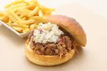 プルドポークサンドイッチ Pulled Pork Sandwich(トヨダチーズステーキ)